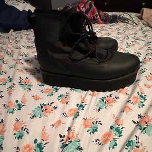 Black Ugg boots